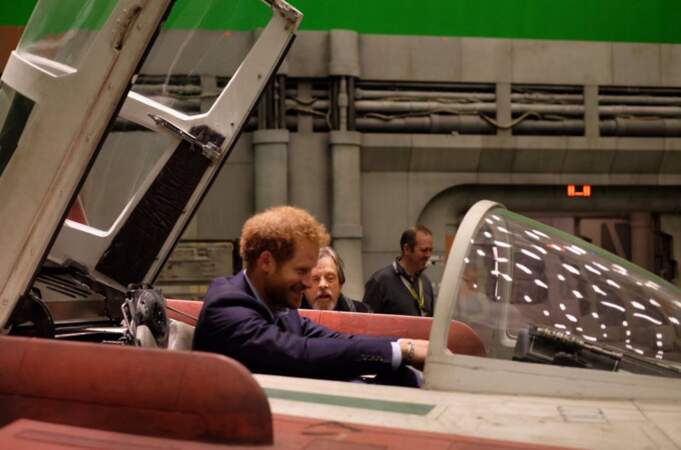 Harry fait joujou avec l'avion de chasse sous l'oeil attentif de Luke Skywalker