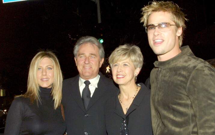 Brad Pitt et ses parents Bill et Jane avec Jennifer Aniston à Los Angeles le 19 novembre 2001