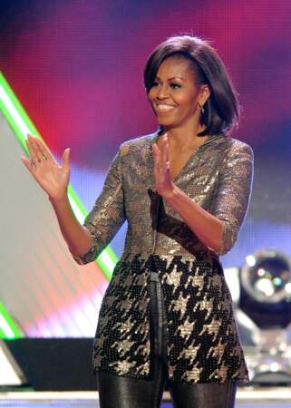 Une veste péplum brillante à imprimé pied-de-poule ? Sur Michelle Obama, ça passe ! 