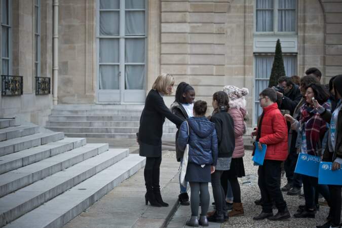 Brigitte Macron en toute sobriété mais ultra chic pour accueillir des enfants à l'Elysée