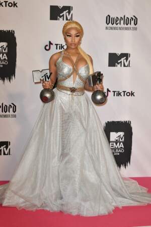 Nicki Minaj est apparue en robe argentée et pailletée griffée Versace.