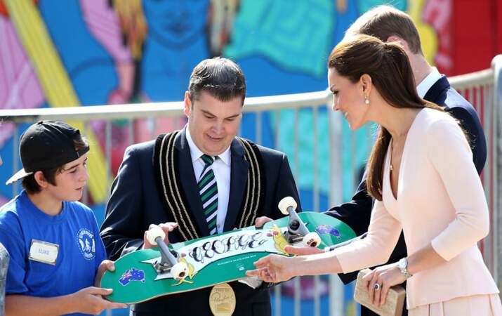 Puis les enfants offrent au coule un skateboard créé spécialement pour le prince George
