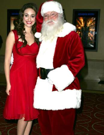 Emmy Rossum : elle avait tout calculé, la quiche, la robe raccord avec le Père Noël.