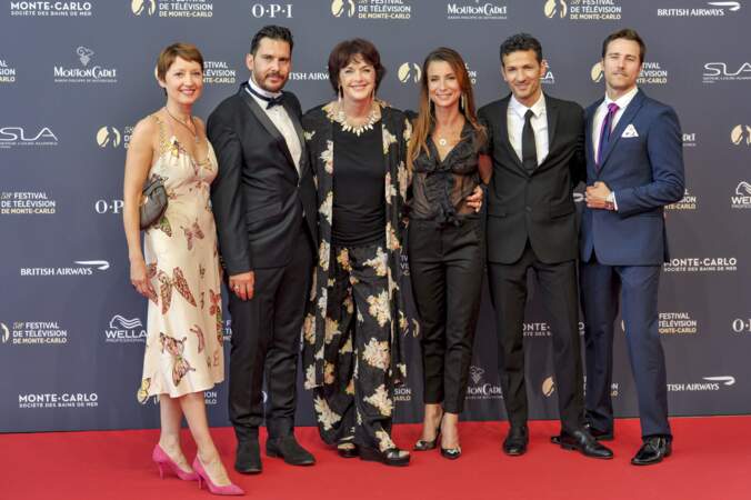 Les acteurs de la série « Une famille formidable » réunis sur le tapis rouge 