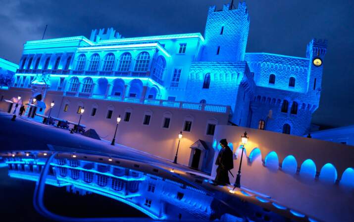 Le Palais princier illuminé de bleu