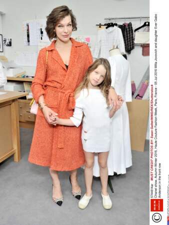 Défilé Chanel Haute Couture : Milla Jovovich et sa petite Ever de 9 ans