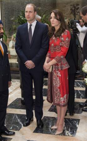 Pour le 1er jour de voyage officiel, Kate Middleton avait choisi une robe Alexander Mc Queen estimée à 1 630 €