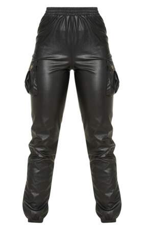 Pantalon droit à poches en similicuir noir, PrettyLittleThing, 35€