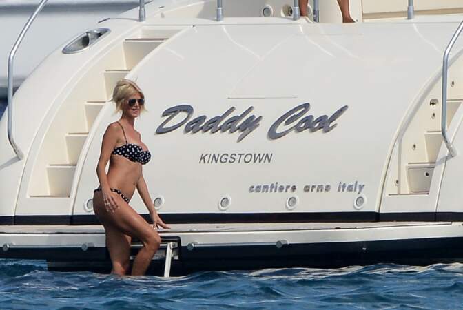Victoria Silvstedt n'oublie jamais de prendre la pose, même en grimper sur un yacht