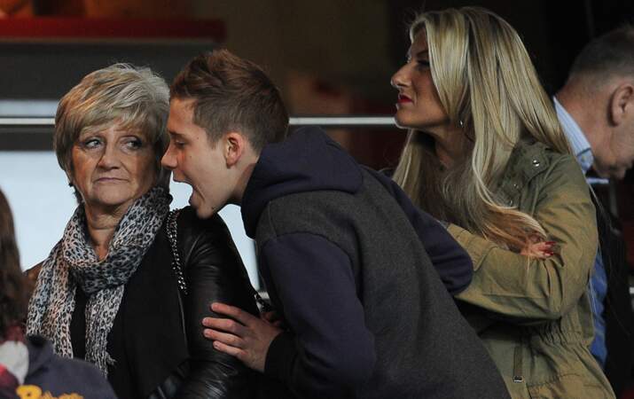 Brooklyn Beckham avec sa grand-mère Sandra et Joanne