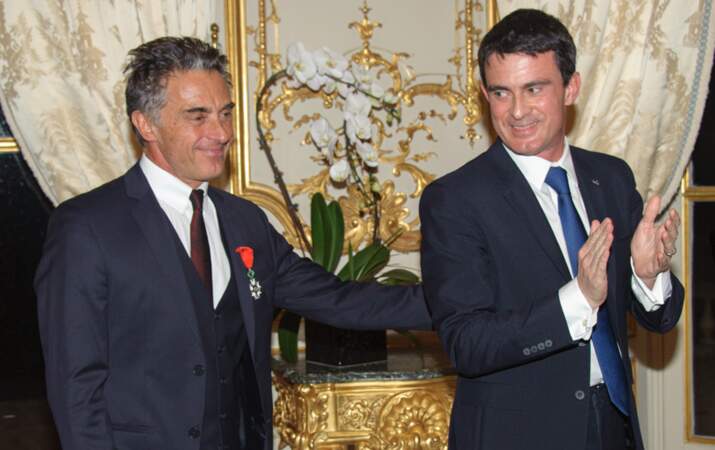 Gérard Holtz et Manuel Valls qui vient de le faire Chevalier de la Légion d'honneur