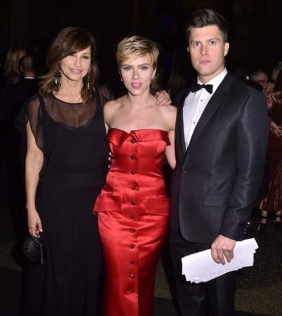 Scar­lett Johans­son offi­cia­lise avec son nouveau chéri - Gina Gershon, Scar­lett Johans­son et Colin Jost