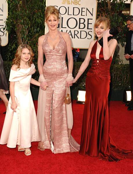 Mélanie Griffith avec ses filles Stella Banderas (à gauche) et Dakota Johnson...