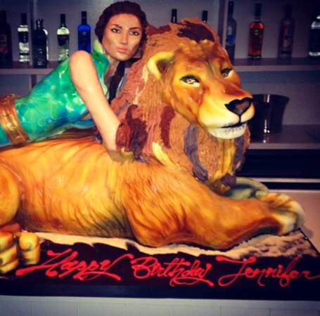 Jennifer Lopez, immortalisée à dos de lion dans sa mythique robe Versace