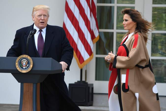 Le manteau Dior de Melania Trump ulcère les Américains pour Thanksgiving