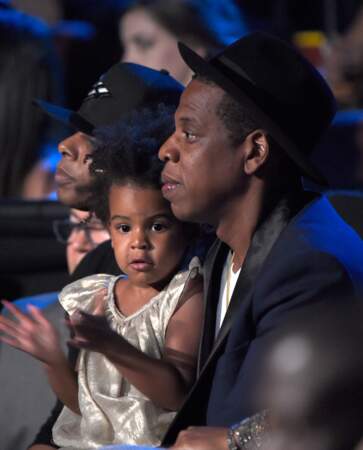 Blue Ivy sur les genoux de son papa Jay-Z en 2014