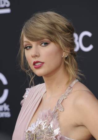 Taylor Swift dévoile sa culotte par accident aux Billboard Music Awards 2018