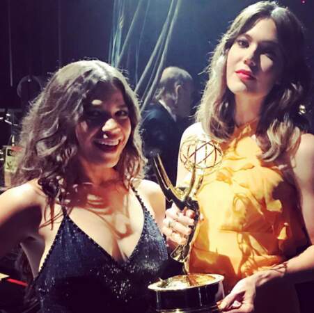 Emmy Awards 2016: America Ferrara et Mandy Moore profitent des statuettes avant de les remettre