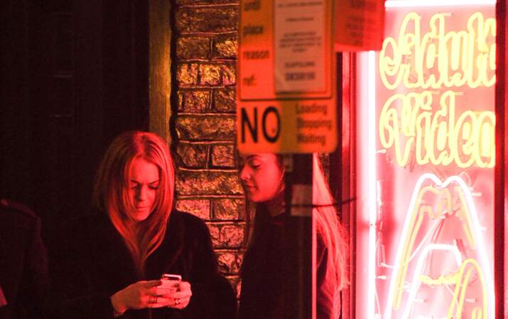 Attention ! Lindsay Lohan ne sort pas d’un sex shop… Elle vient juste de dîner au restaurant « Sex Shop » à Londres