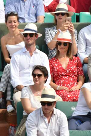 Pippa Middleton enceinte, elle dévoile ses premières rondeurs à Roland Garros avec James Matthews
