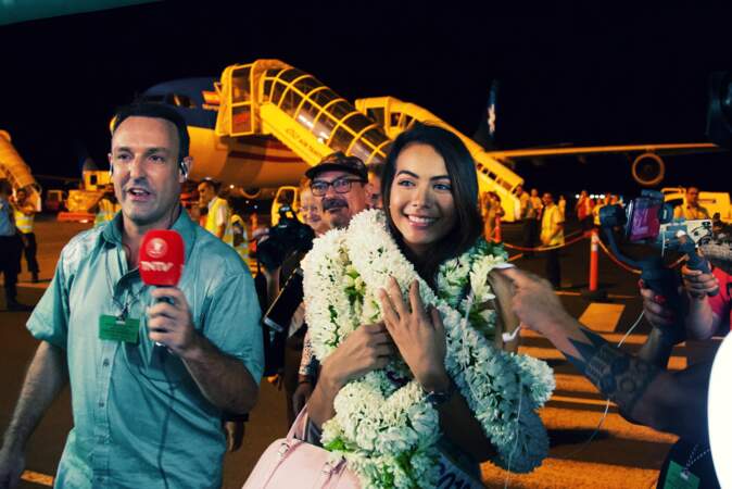 VOICI - Miss France 2019 ovationnée à Tahiti : Vaimalama Chaves a reçu une prestigieuse médaille 