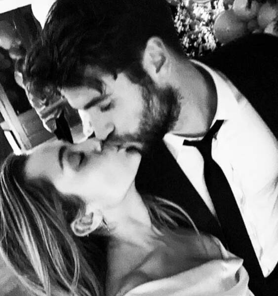Miley Cyrus et Liam Hemsworth échangent un tendre baiser