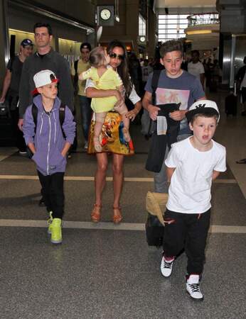 Victoria Beckham et ses quatre enfants à l'aéroport de Los Angeles