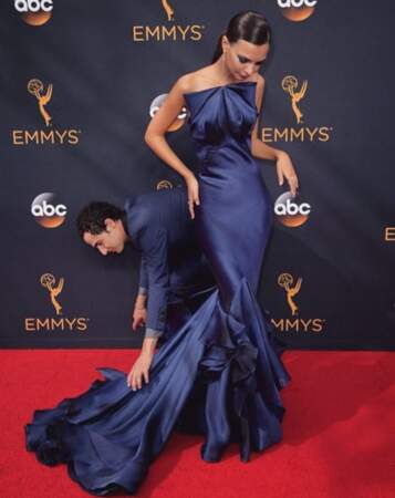 Emmy Awards 2016: Emily Ratajkowski en train de se faire ajuster sa superbe robe Zac Posen