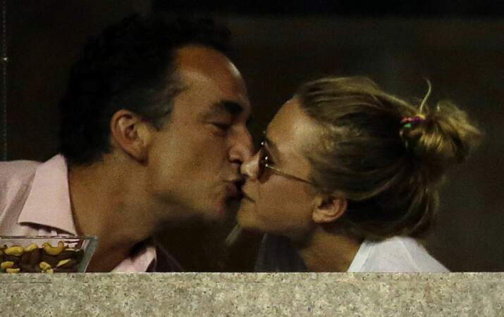 Et Olivier Sarkozy embrasse une dernière fois sa compagne avant de s'éclipser (tout comme Vito Schnabel)