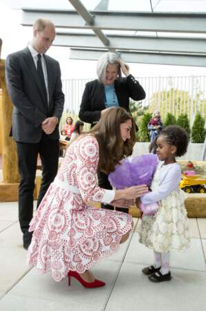La famille royale en voyage officiel au Canada : fleurs et câlins pour Kate Middleton 