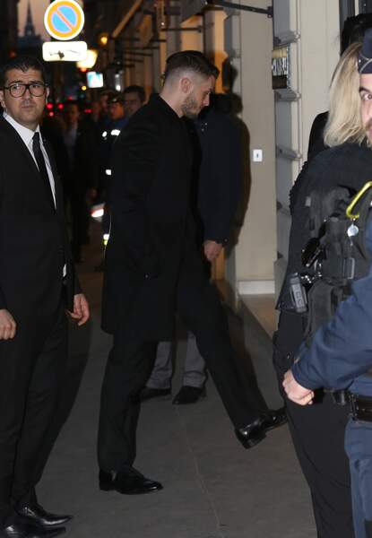 Baptiste Giabiconi arrive chez Chanel pour un dernier hommage à Karl Lagerfeld