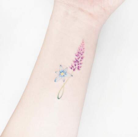 Tatouage poignet : fines fleurs en couleur par Heejae Jung @tattooist_ida