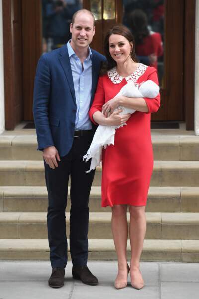C'est avec le sourire que Kate Middleton et le prince Williams posent pour les médias du monde entier.