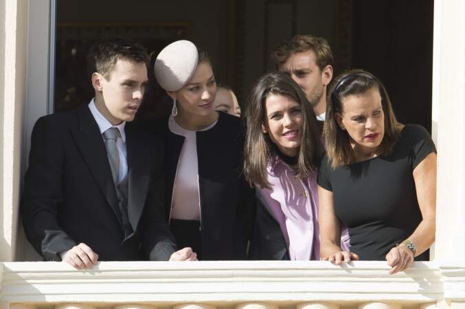 19 novembre 2015 : Charlotte Casiraghi, 29 ans, pose avec Louis Ducruet, Beatrice Borromeo et Stéphanie de Monaco