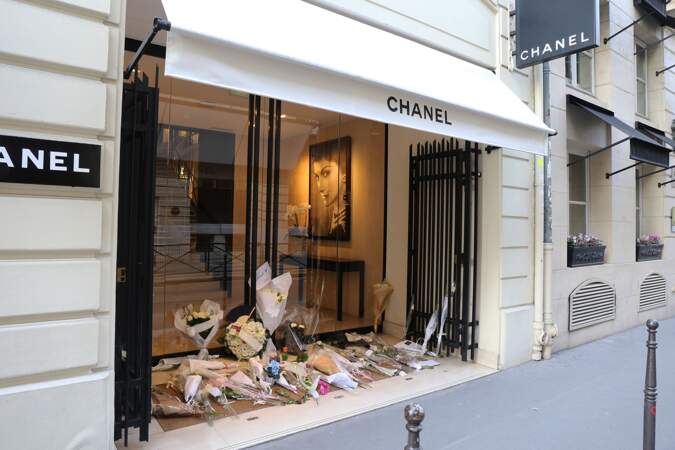 Des bouquets de fleurs déposés devant la boutique Chanel, rue Cambron à Paris