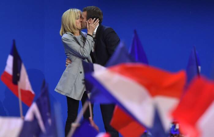 Emmanuel Macron vainqueur du 1er tour de la présidentielle : Et s'embrassent