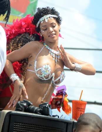 Rihanna qui danse sur un char