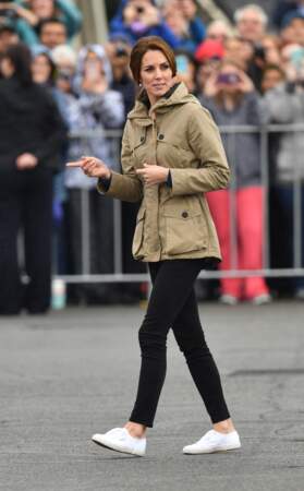 Avec ses baskets super confortables, Kate Middleton peut passer des heures à rencontrer ses fans