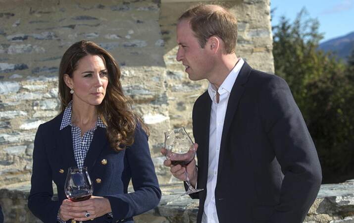 Kate a un verre de vin dans les mains ? 