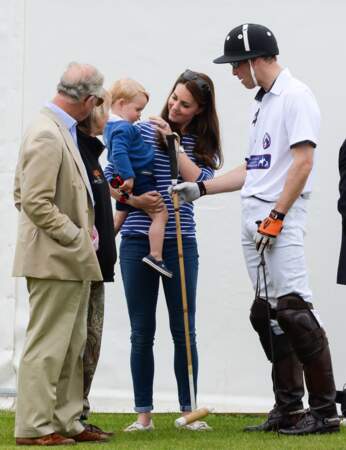 Photo de famille avec le prince Charles, George dans les bras de Kate Middleton et le prince William en tenue