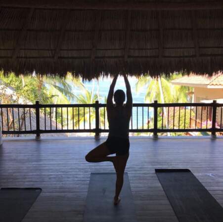 Toutes fans de yoga, version sexy - Eva Longoria qui se dit que face à la mer c'est quand même plus sympa le yoga