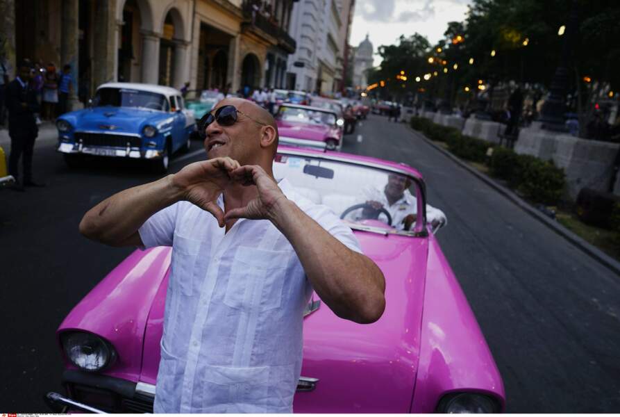 Défilé Chanel à Cuba : ...qu'il a même fait un coeur avec ses doigts !