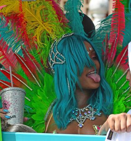 Rihanna : son nouveau costume de carna­val est CHAUD bouillant et son gobelet est en DIAMANTS