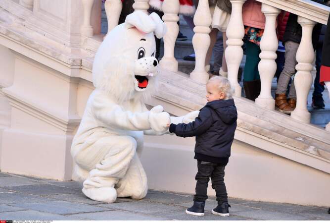 Noël de Monaco : Il va ensuite rencontrer le lapin blanc (même si on est encore à quatre mois de Pâques)