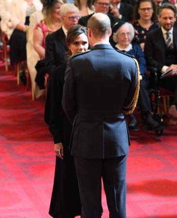 Victoria Beckham face au prince William pour recevoir sa médaille