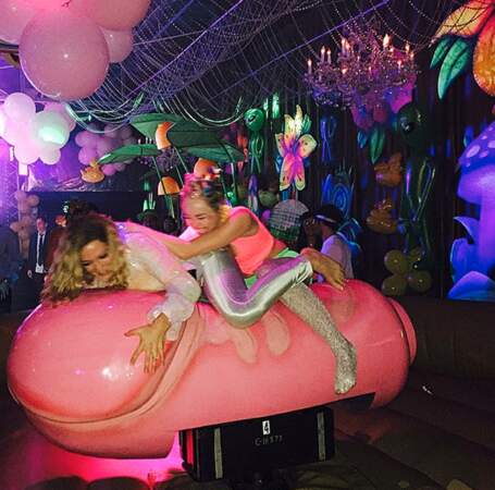 Miley s'éclate sur le zizi géant