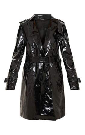 Notre sélection de pièces en vinyle : Trench coat en vinyle noir, PrettyLittleThing , 70€