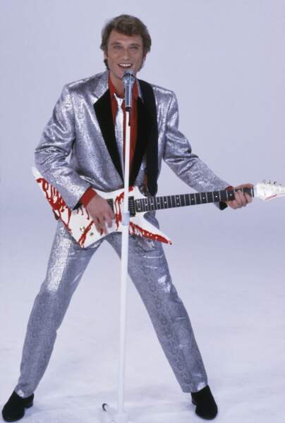 1985 : dans son costume argenté brillant, Johnny Hallyday a su capter la lumière