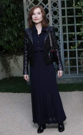 Isabelle Huppert au défilé Chanel haute couture printemps-été 2018, au Grand Palais, le 23 janvier