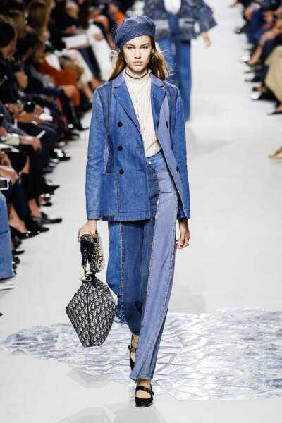 Défilés printemps-été 2018 : le double denim toujours d'actualité chez Dior (on adore le jean et le béret voilette)